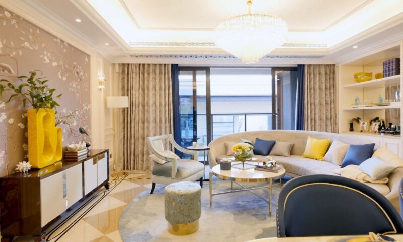 prikaz elegantno sređenog dnevnog boravka sa tapetom na zidu