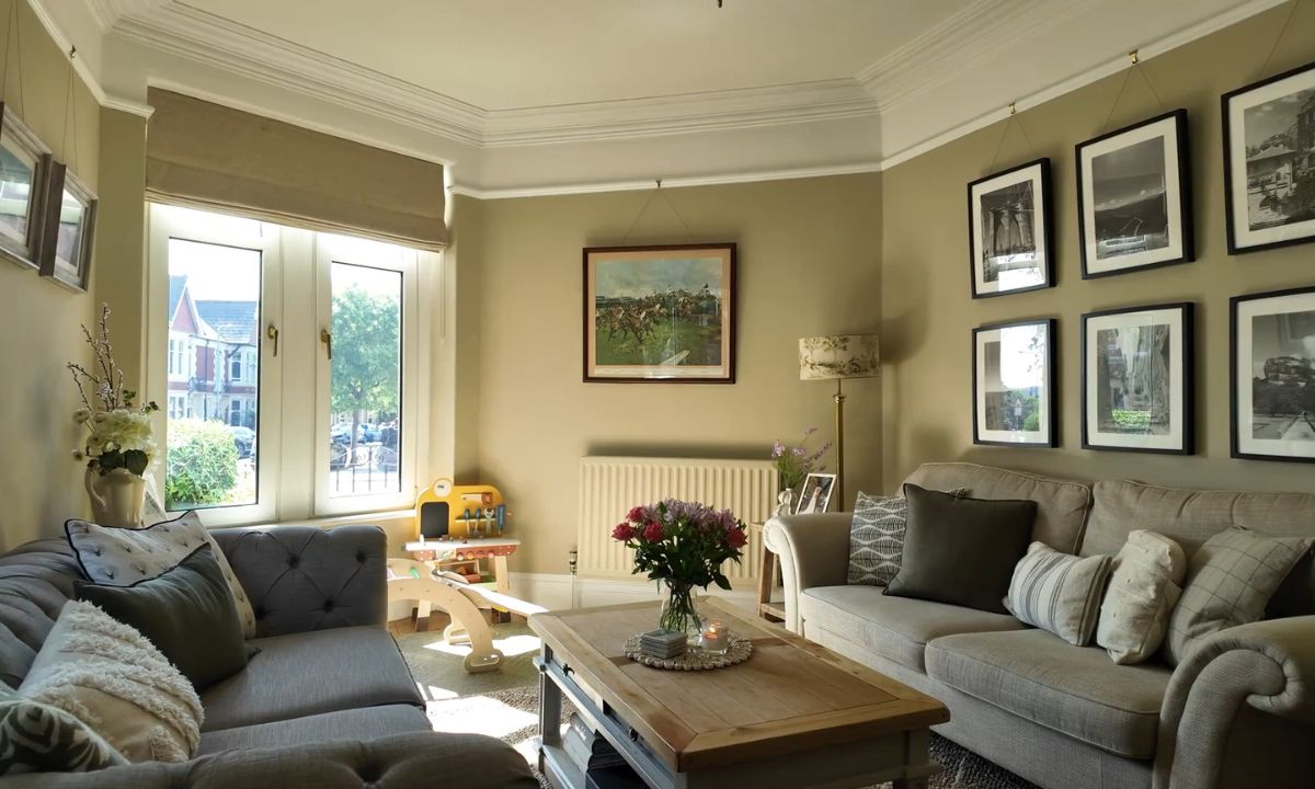 prikaz dnevnog boravka sa slikama i divno okrečenim zidom u krem boju