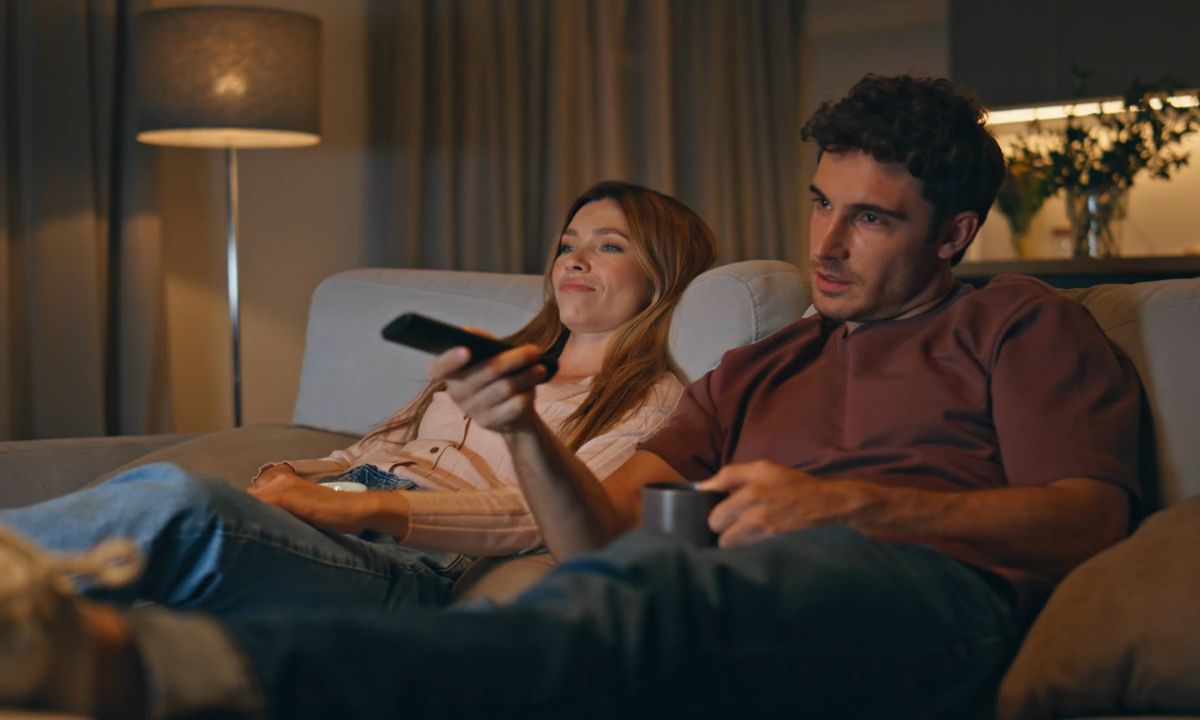 par gleda filmove na televizoru